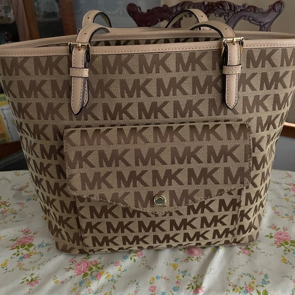 Michael Kors Handbags - Michael Kors Purse
